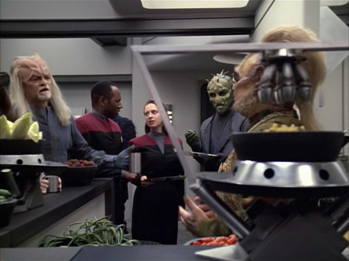 extant_StarTrek_VOY_6x02-SurvivalInstinct_00530.jpg