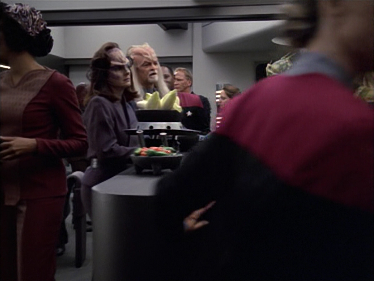 extant_StarTrek_VOY_6x02-SurvivalInstinct_00533.jpg