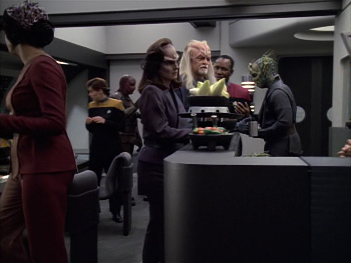 extant_StarTrek_VOY_6x02-SurvivalInstinct_00534.jpg