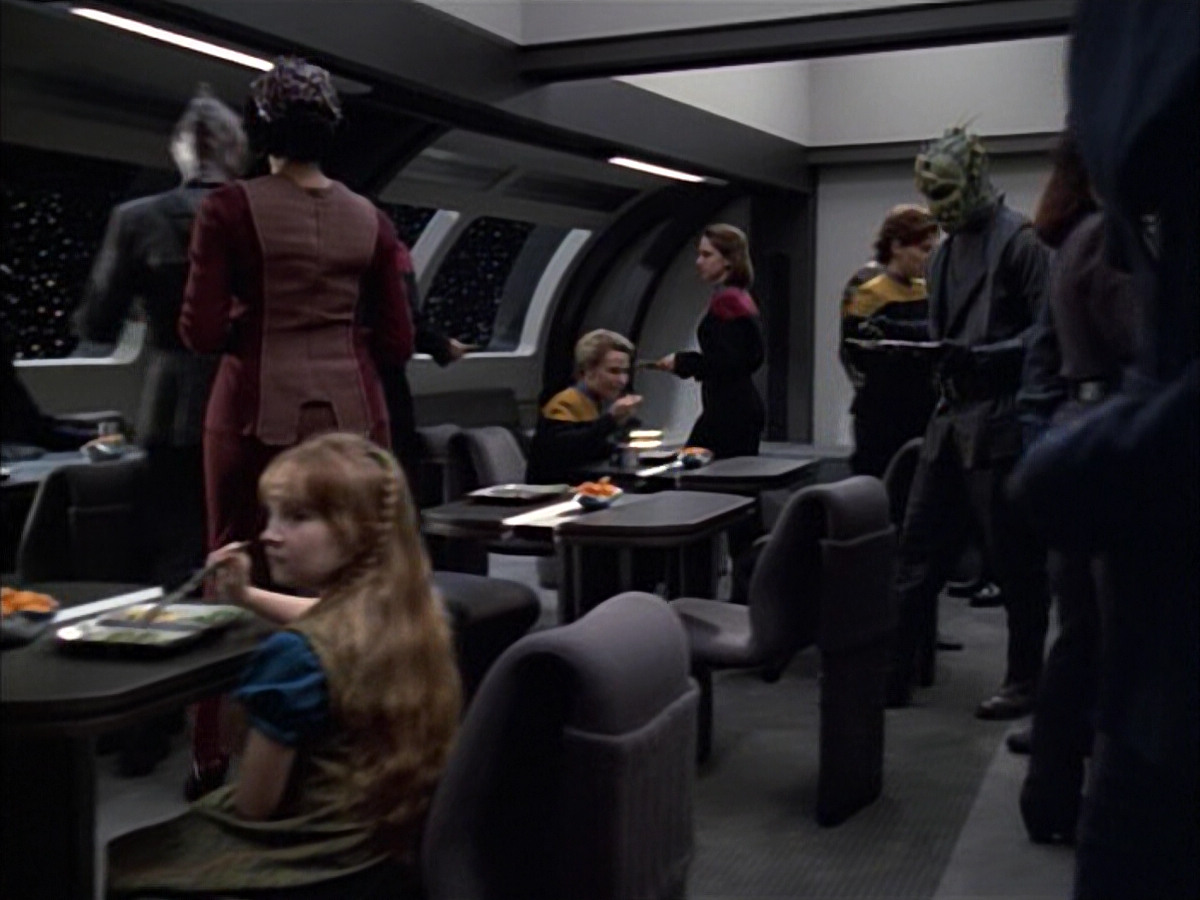 extant_StarTrek_VOY_6x02-SurvivalInstinct_00537.jpg