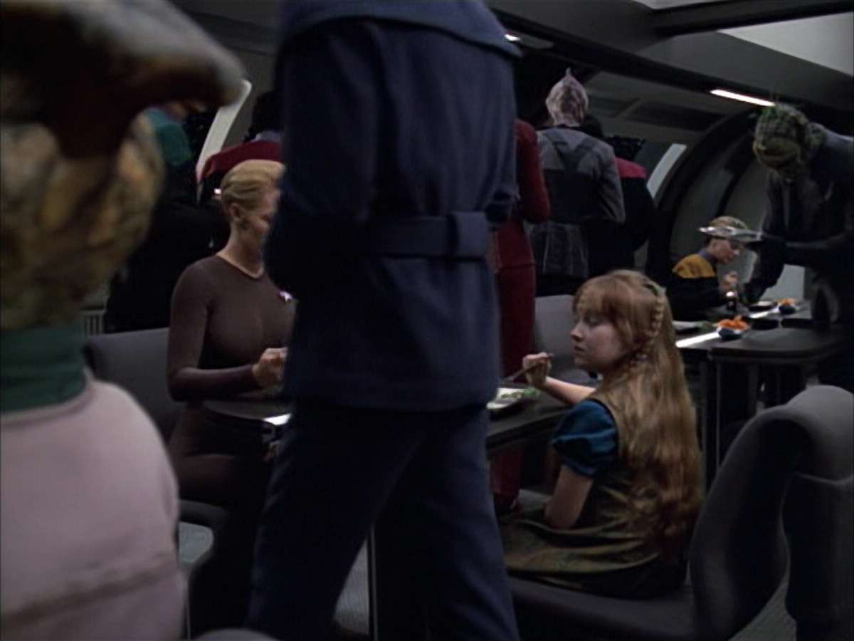 extant_StarTrek_VOY_6x02-SurvivalInstinct_00540.jpg