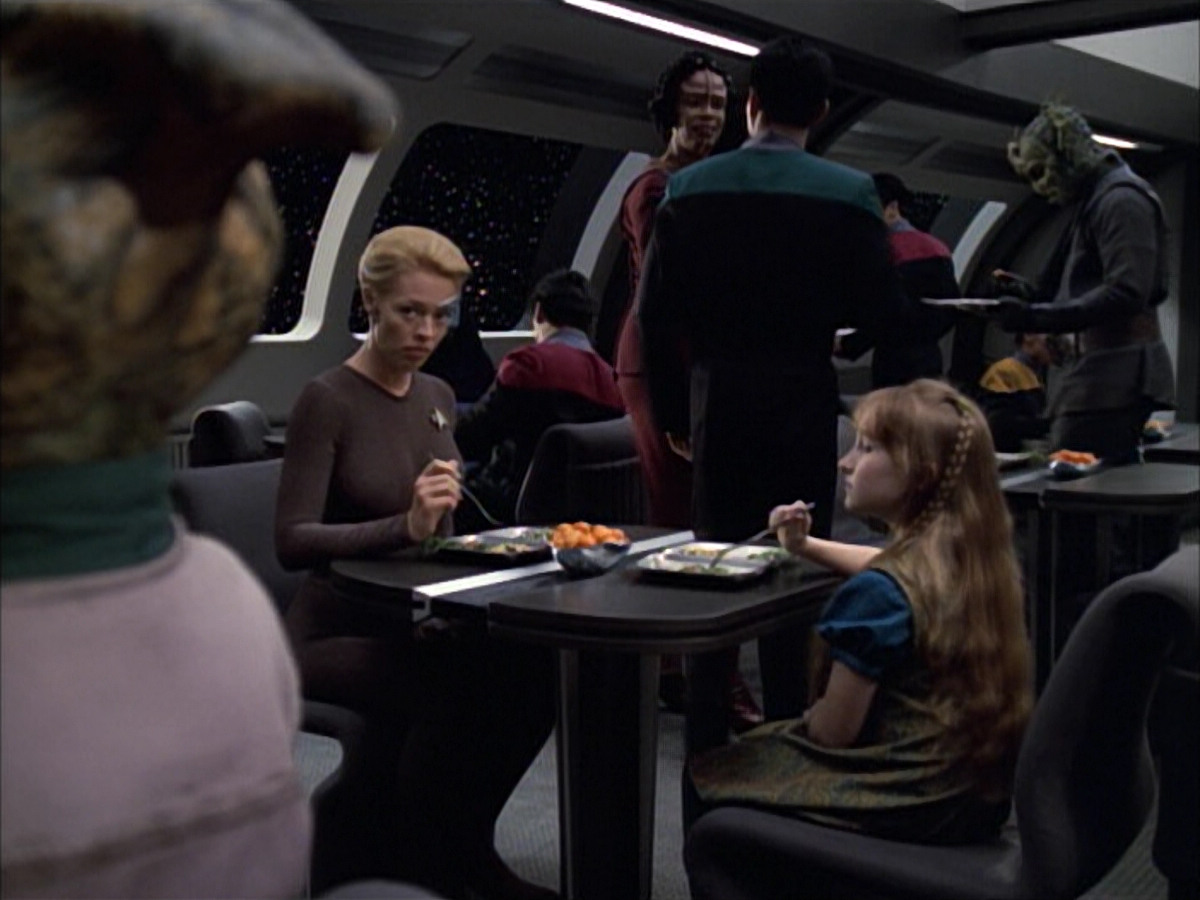 extant_StarTrek_VOY_6x02-SurvivalInstinct_00543.jpg