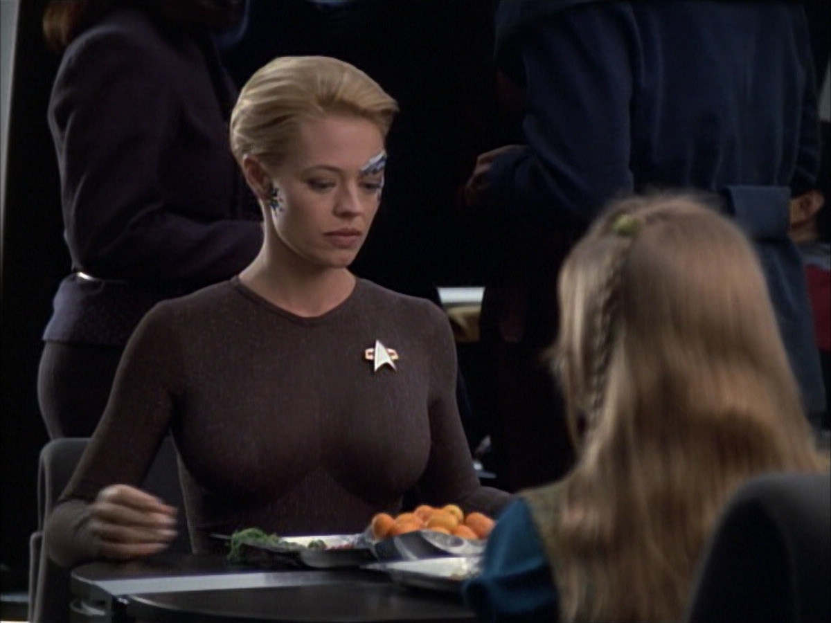 extant_StarTrek_VOY_6x02-SurvivalInstinct_00566.jpg