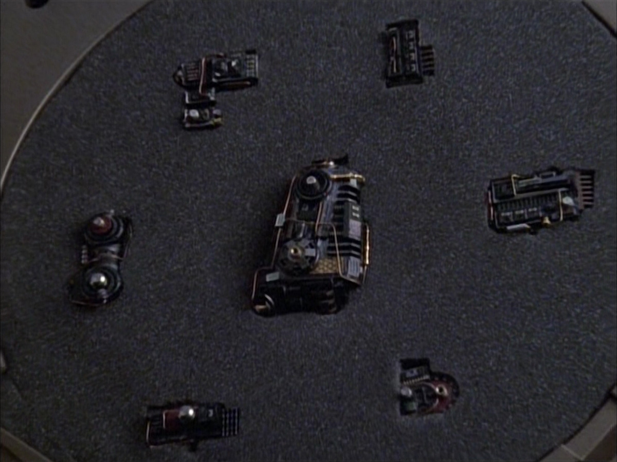 extant_StarTrek_VOY_6x02-SurvivalInstinct_00606.jpg