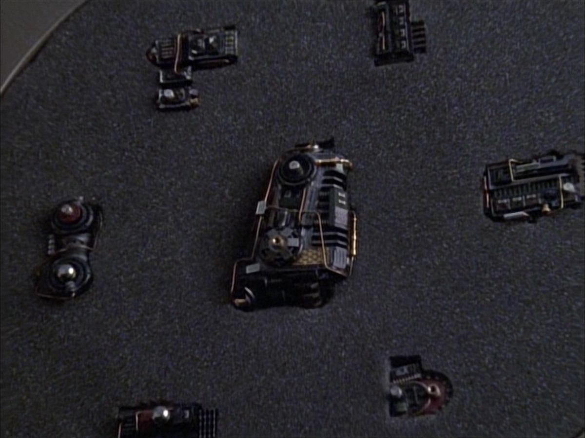 extant_StarTrek_VOY_6x02-SurvivalInstinct_00607.jpg