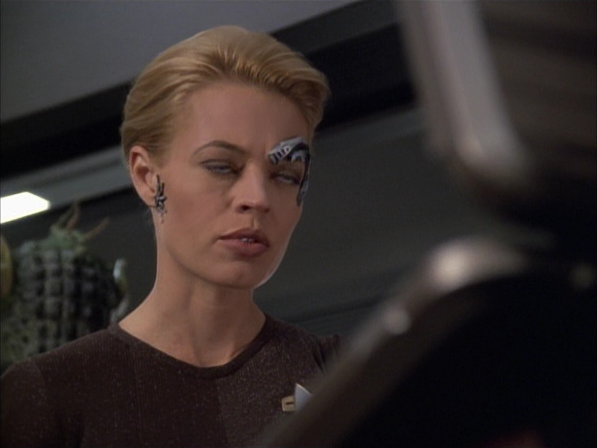 extant_StarTrek_VOY_6x02-SurvivalInstinct_00637.jpg