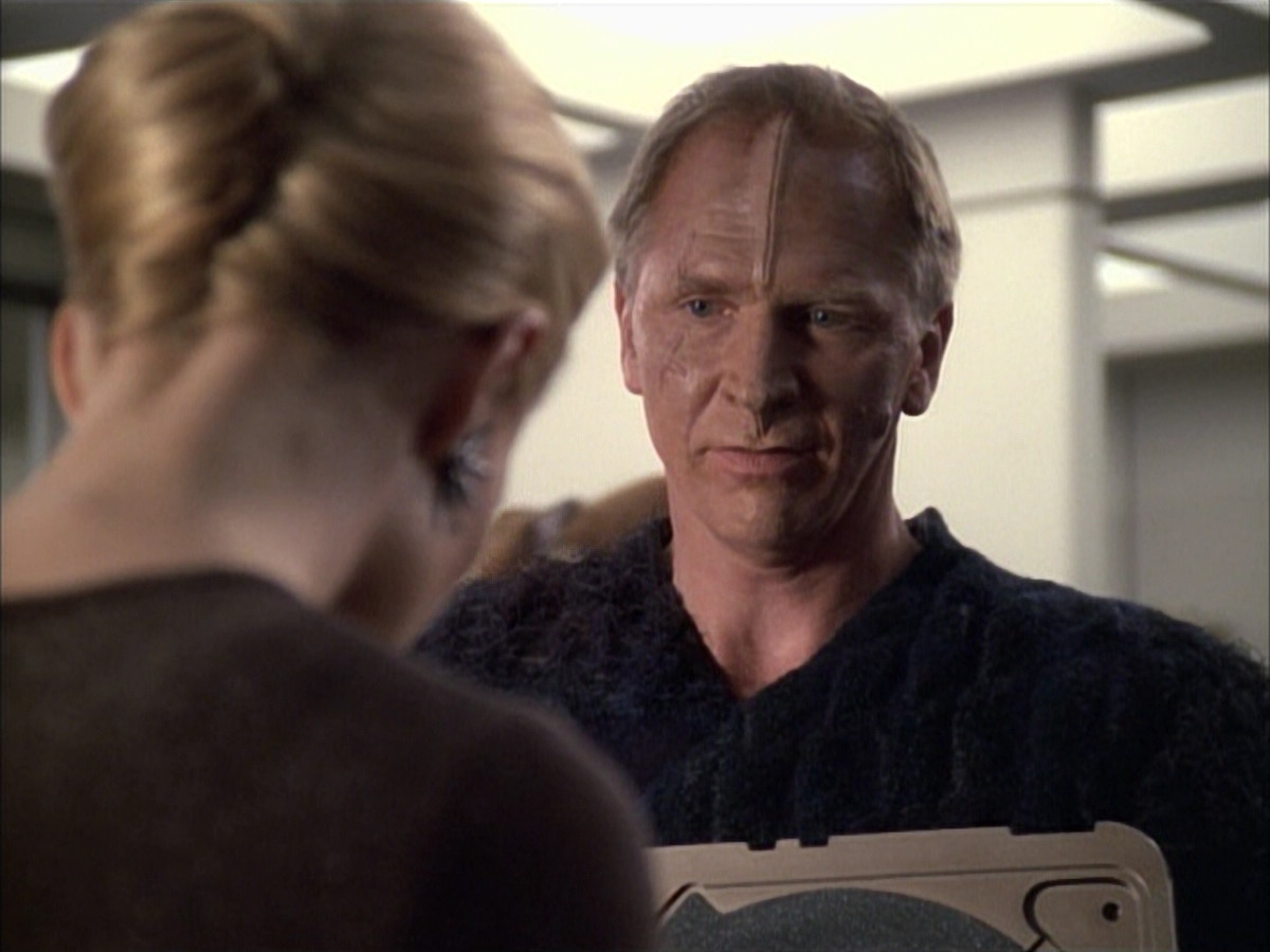 extant_StarTrek_VOY_6x02-SurvivalInstinct_00642.jpg