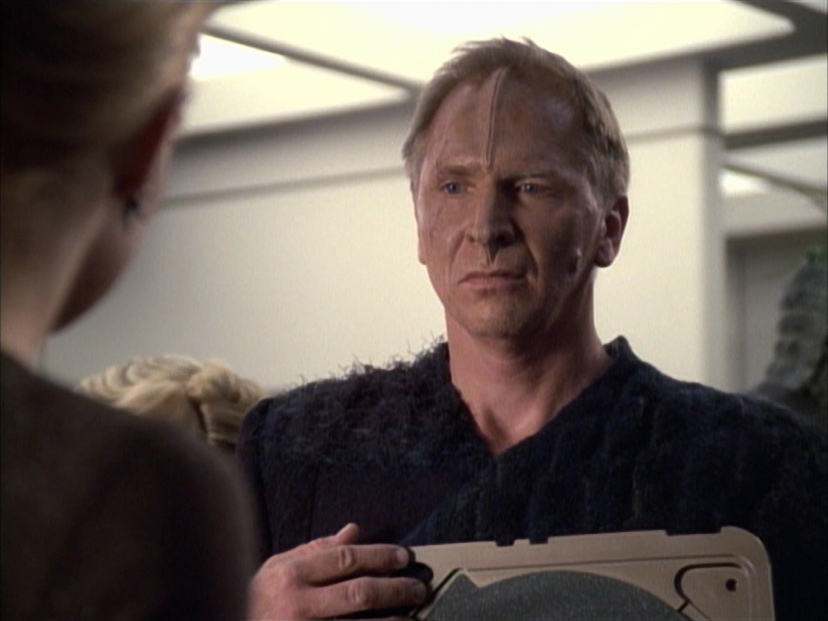 extant_StarTrek_VOY_6x02-SurvivalInstinct_00660.jpg