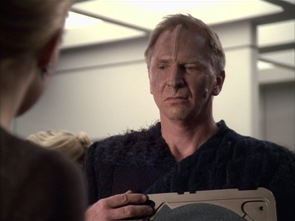 extant_StarTrek_VOY_6x02-SurvivalInstinct_00661.jpg