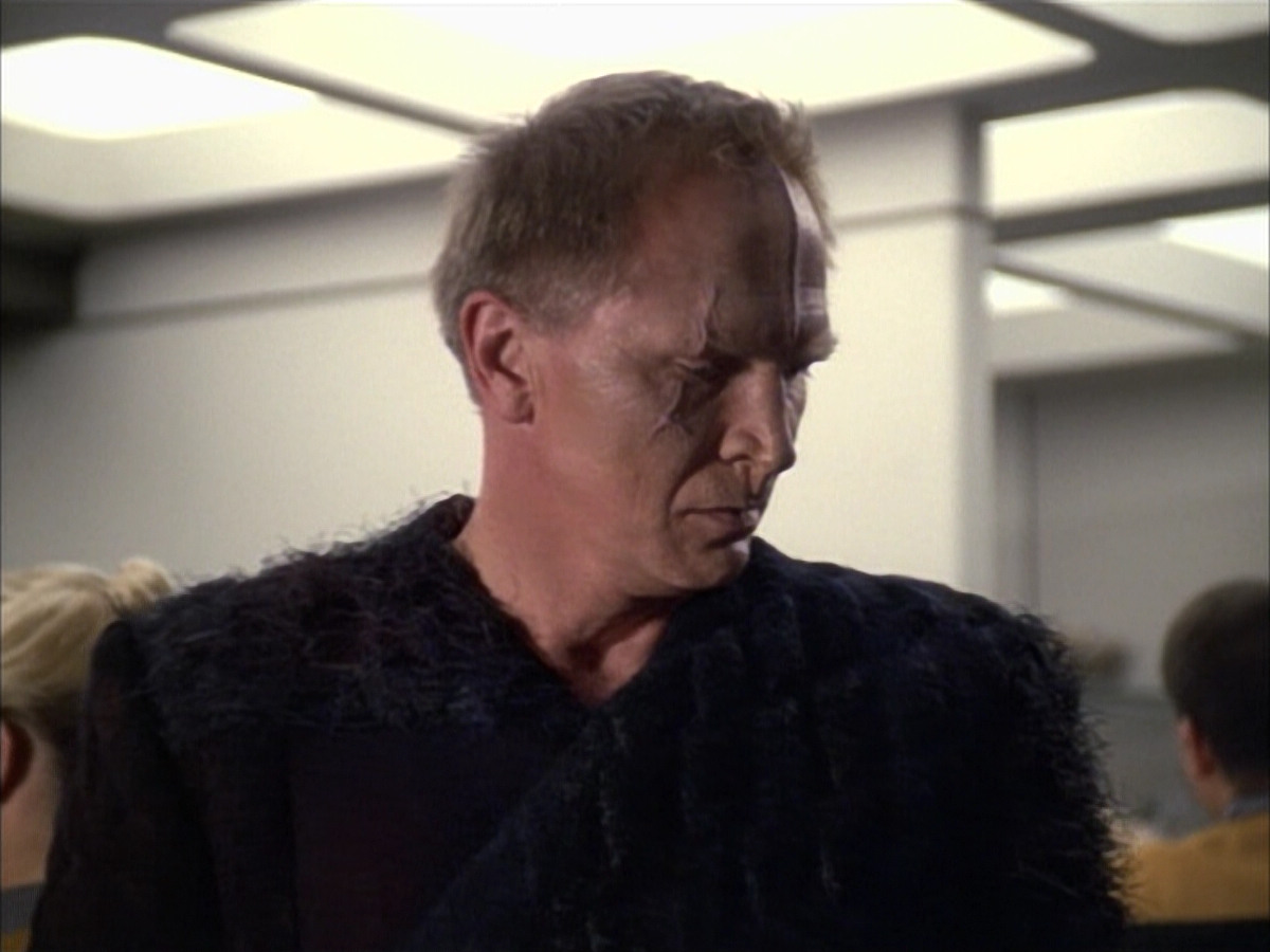 extant_StarTrek_VOY_6x02-SurvivalInstinct_00677.jpg
