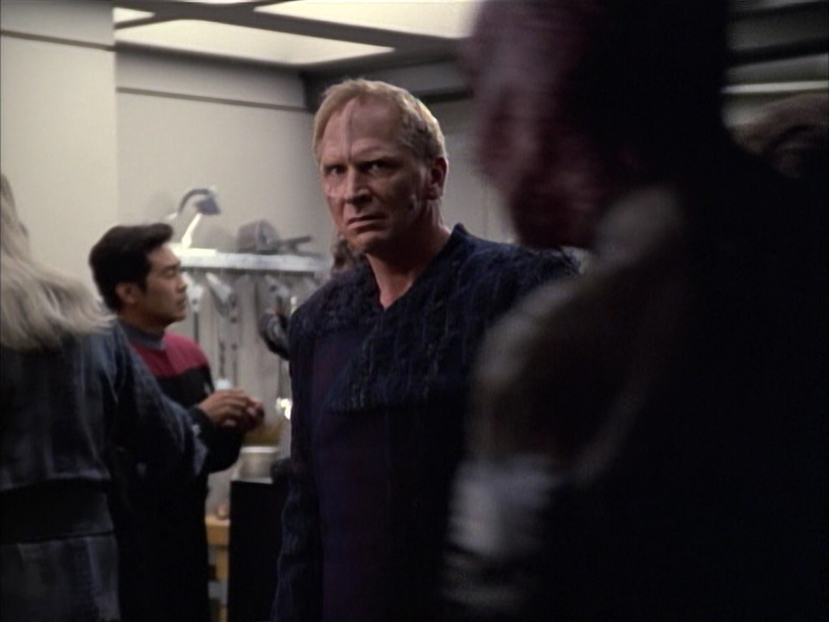 extant_StarTrek_VOY_6x02-SurvivalInstinct_00686.jpg