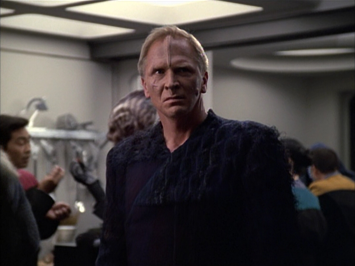 extant_StarTrek_VOY_6x02-SurvivalInstinct_00687.jpg