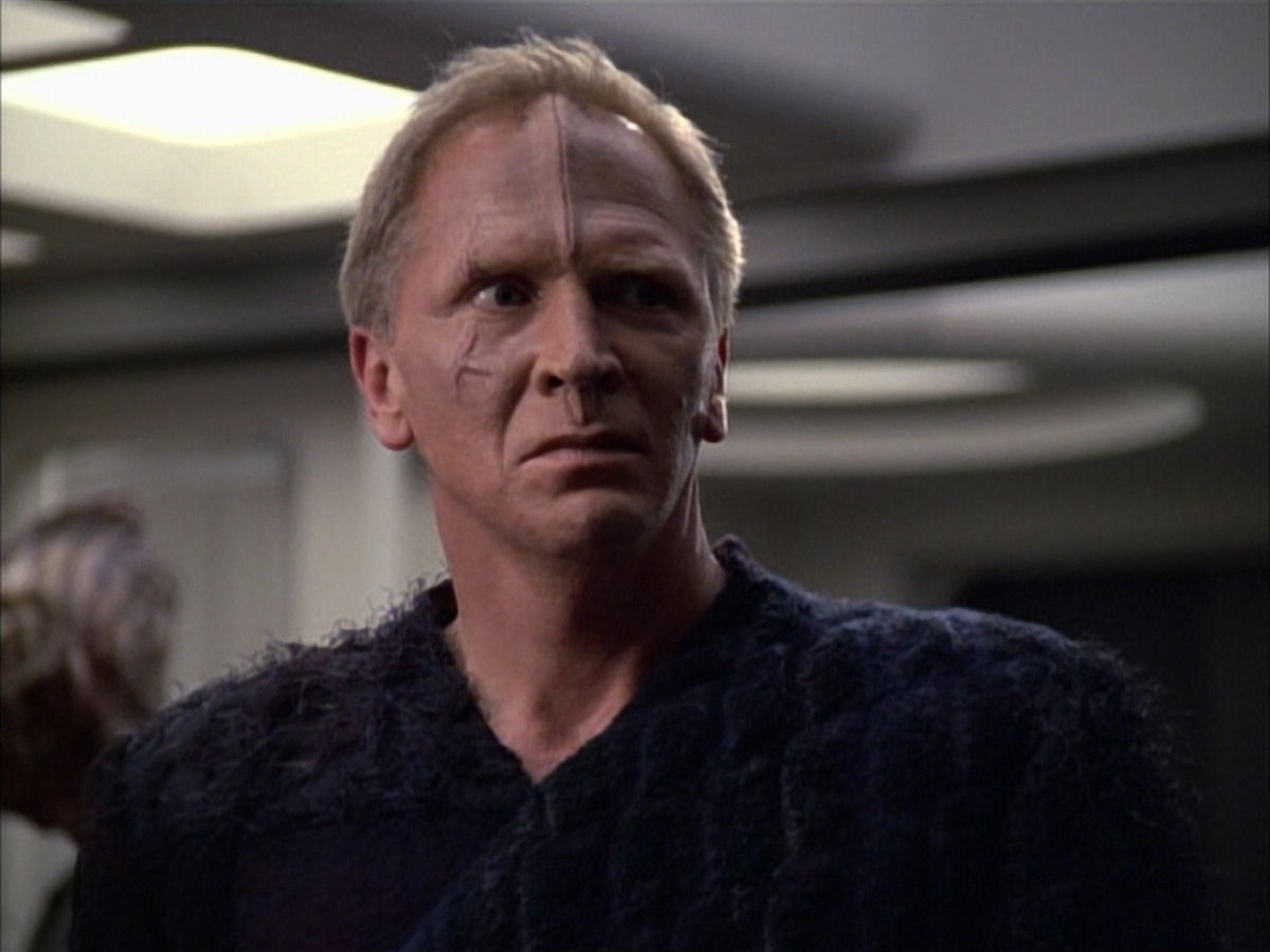 extant_StarTrek_VOY_6x02-SurvivalInstinct_00690.jpg