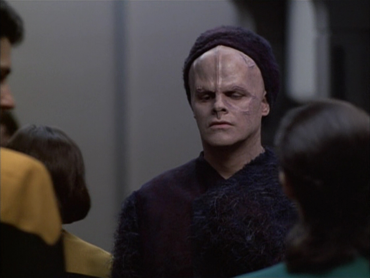 extant_StarTrek_VOY_6x02-SurvivalInstinct_00702.jpg