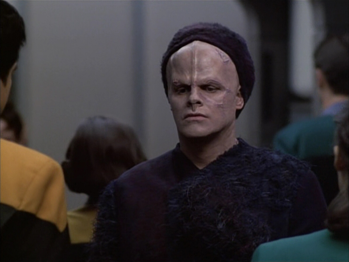 extant_StarTrek_VOY_6x02-SurvivalInstinct_00703.jpg