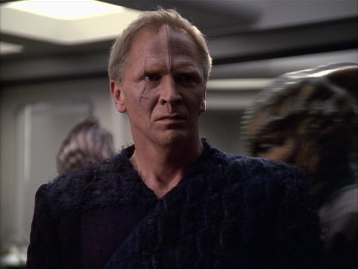 extant_StarTrek_VOY_6x02-SurvivalInstinct_00708.jpg
