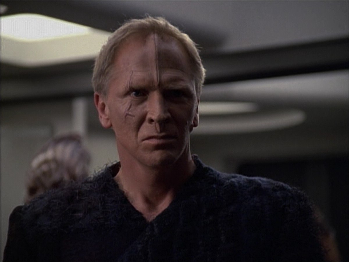 extant_StarTrek_VOY_6x02-SurvivalInstinct_00716.jpg