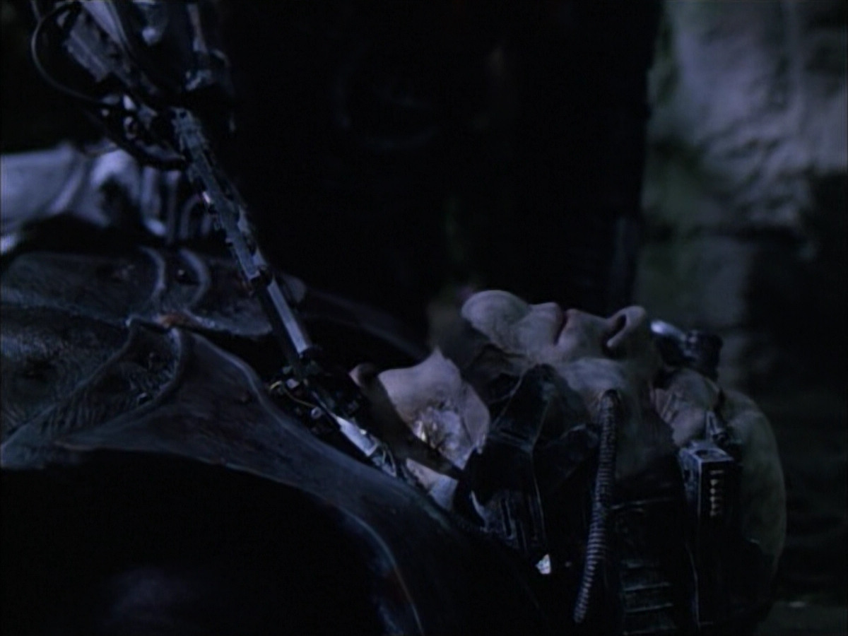 extant_StarTrek_VOY_6x02-SurvivalInstinct_00727.jpg