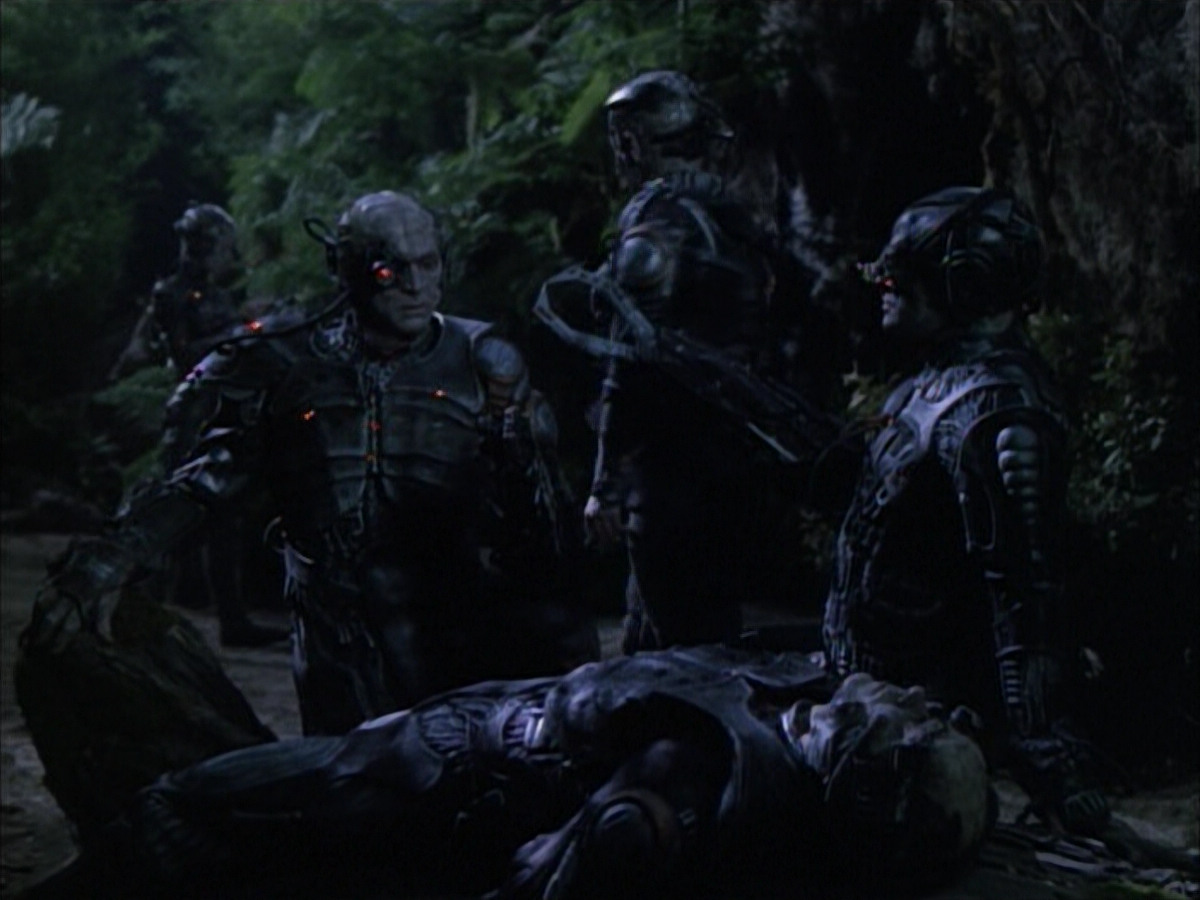 extant_StarTrek_VOY_6x02-SurvivalInstinct_00736.jpg