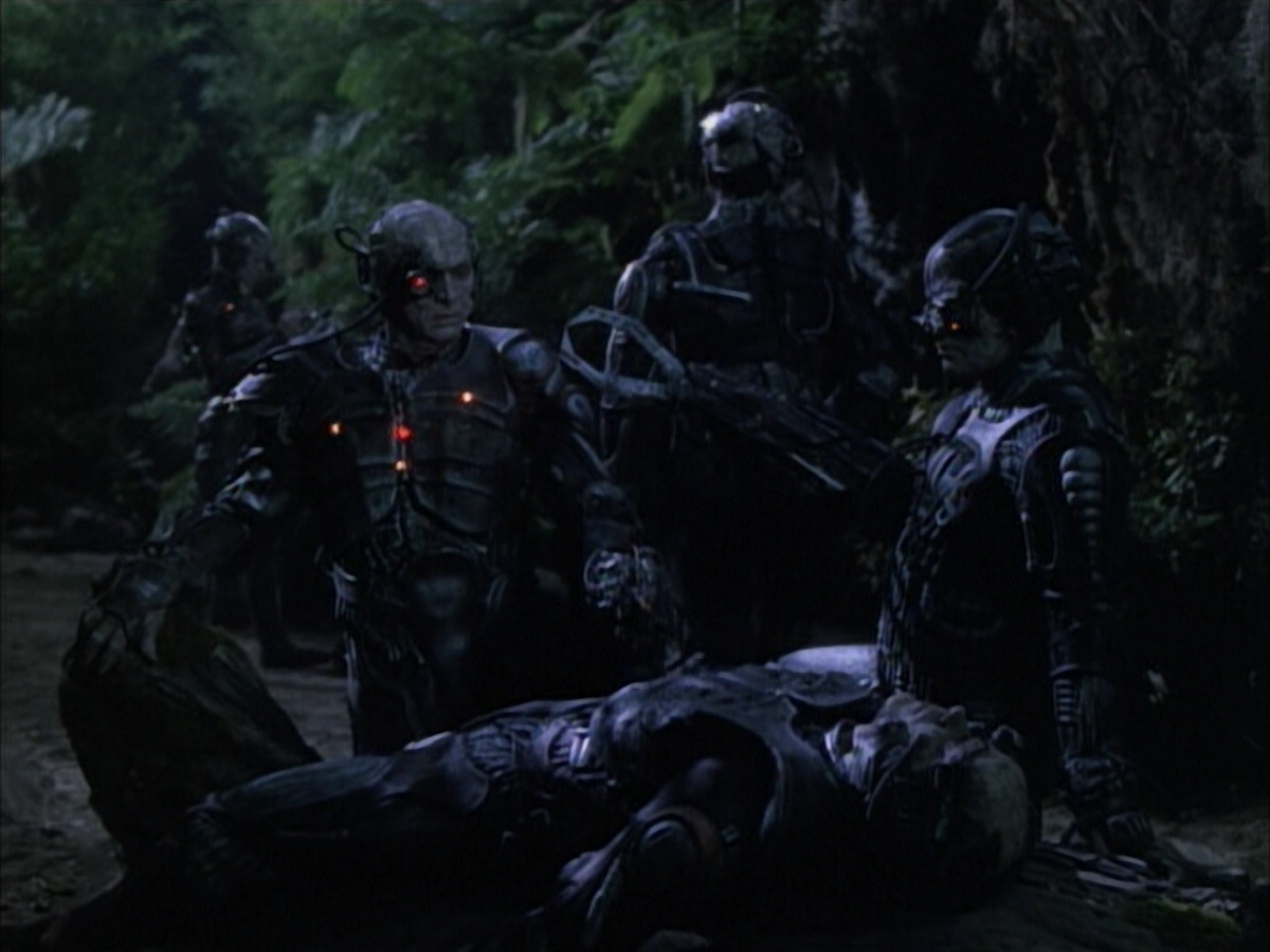 extant_StarTrek_VOY_6x02-SurvivalInstinct_00737.jpg
