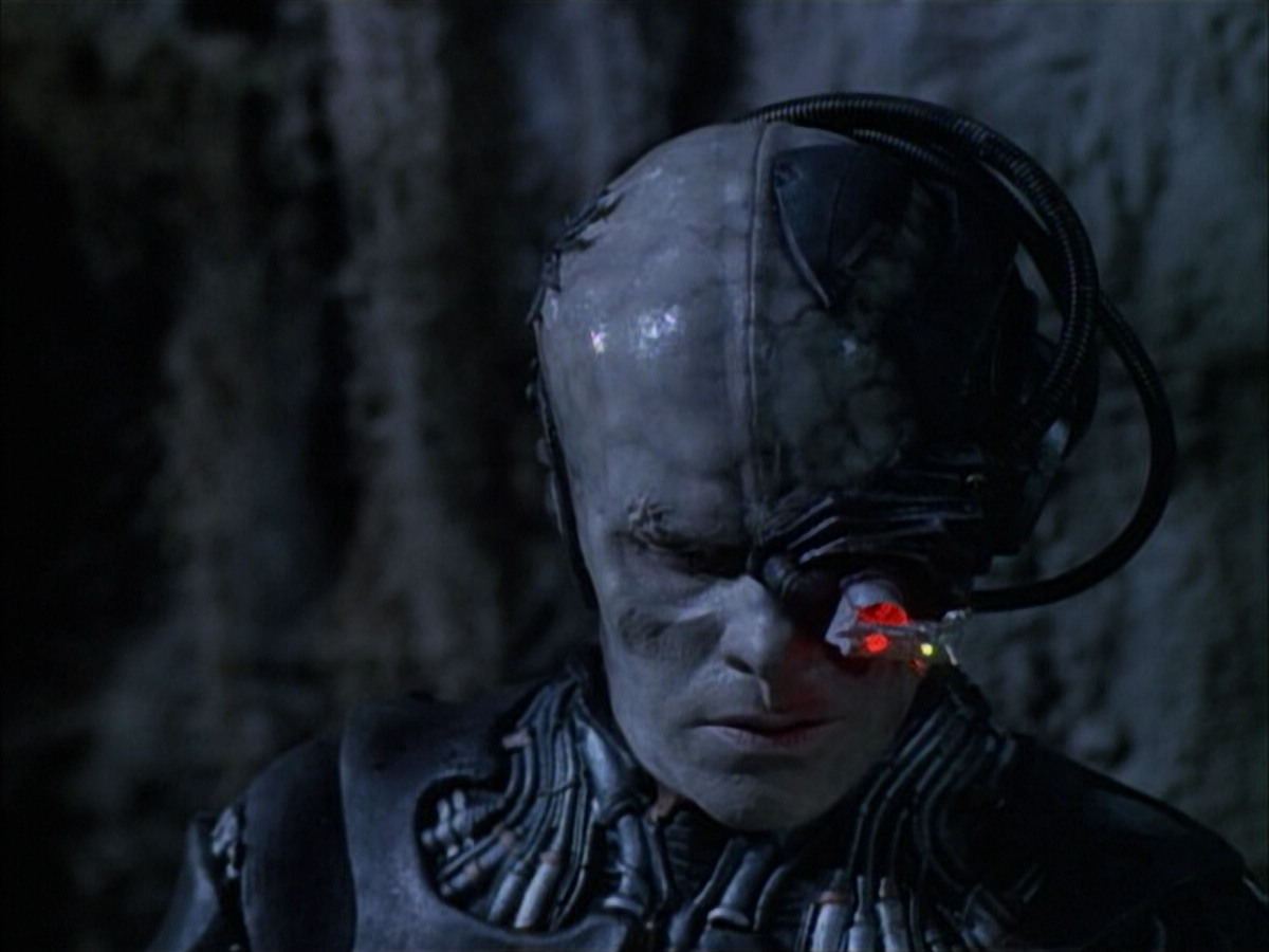 extant_StarTrek_VOY_6x02-SurvivalInstinct_00744.jpg
