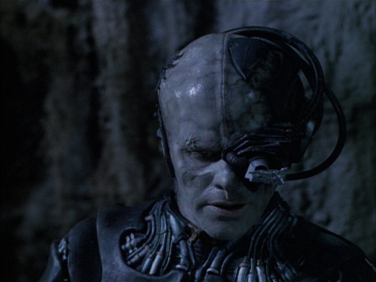 extant_StarTrek_VOY_6x02-SurvivalInstinct_00747.jpg