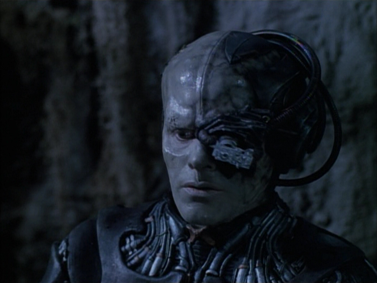 extant_StarTrek_VOY_6x02-SurvivalInstinct_00748.jpg