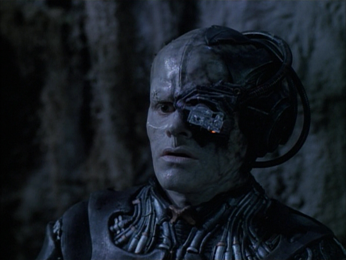 extant_StarTrek_VOY_6x02-SurvivalInstinct_00750.jpg