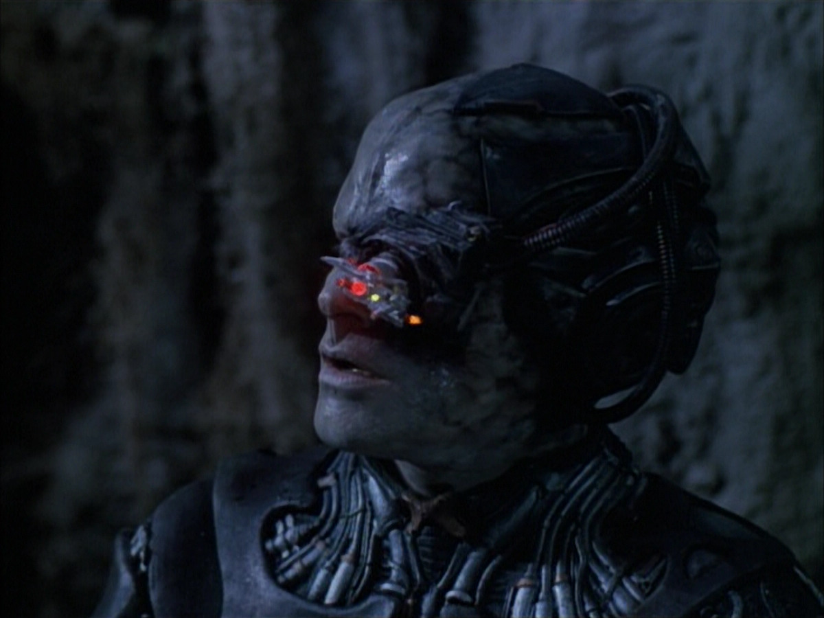 extant_StarTrek_VOY_6x02-SurvivalInstinct_00753.jpg