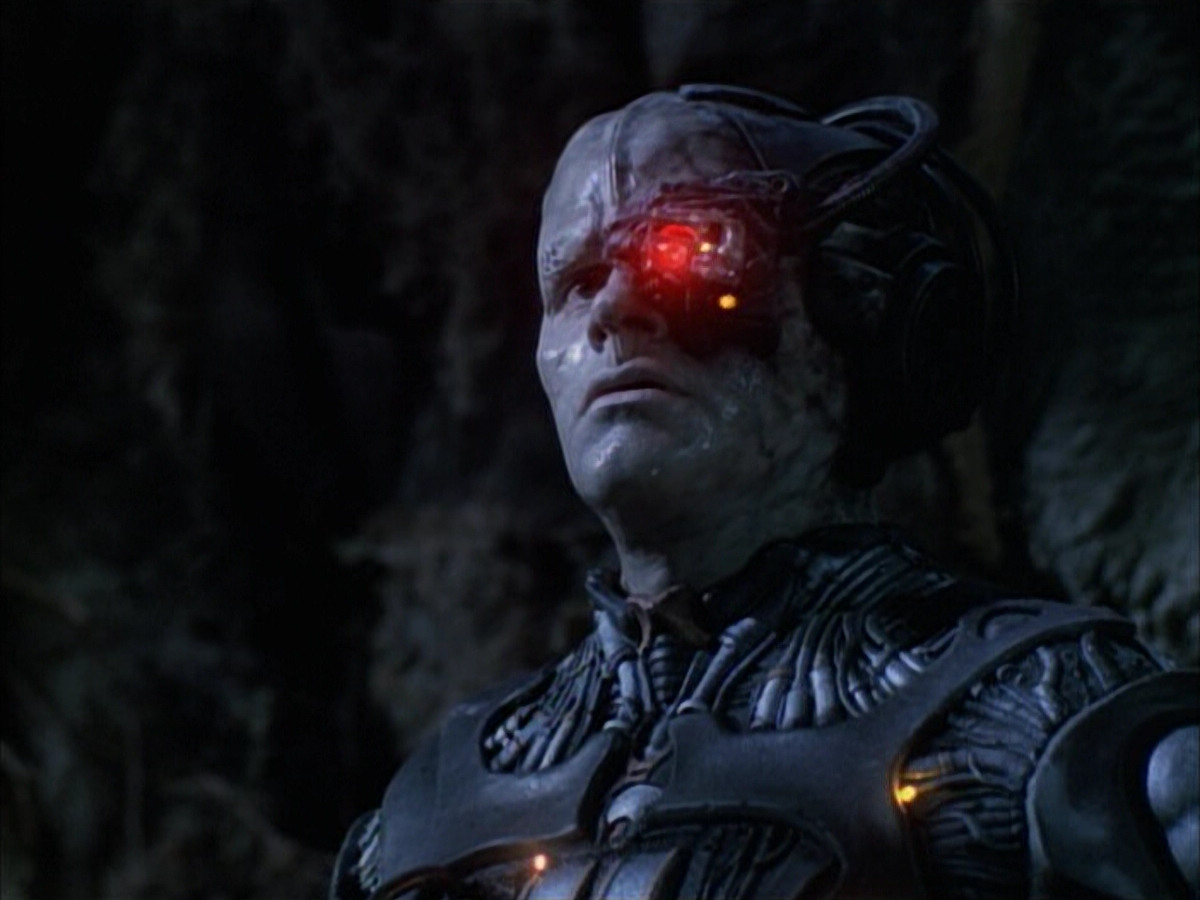 extant_StarTrek_VOY_6x02-SurvivalInstinct_00784.jpg