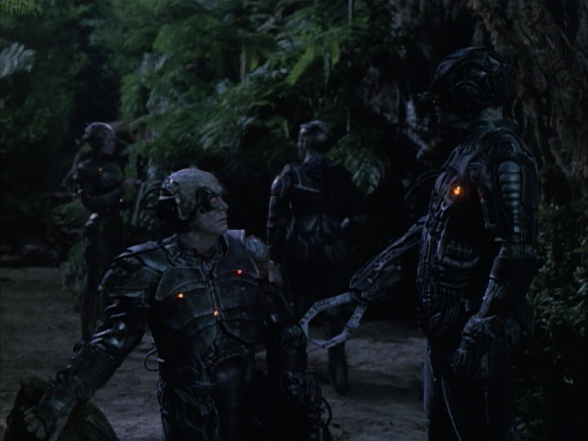 extant_StarTrek_VOY_6x02-SurvivalInstinct_00795.jpg