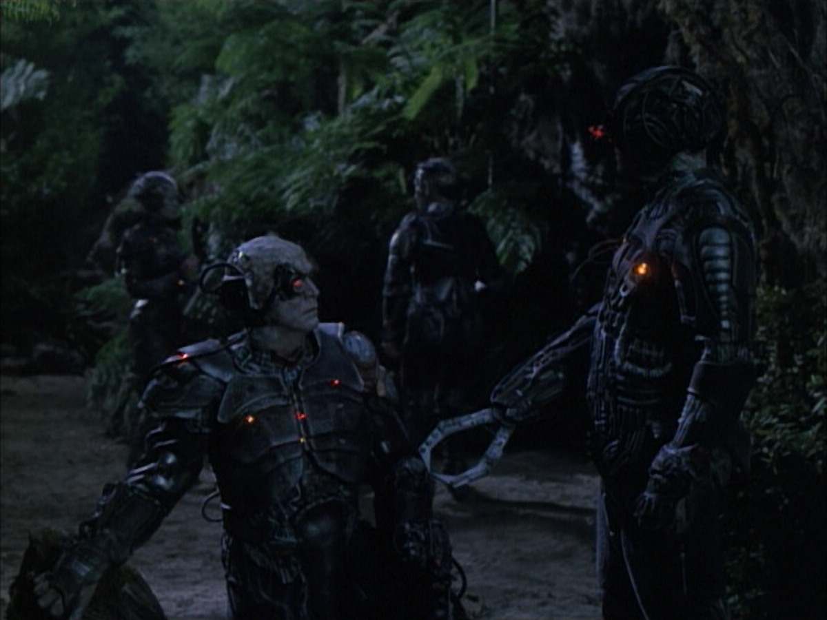 extant_StarTrek_VOY_6x02-SurvivalInstinct_00796.jpg