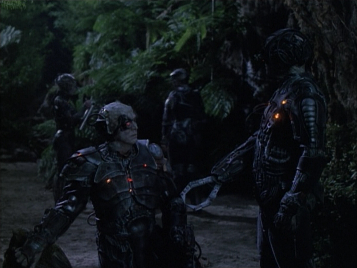 extant_StarTrek_VOY_6x02-SurvivalInstinct_00797.jpg