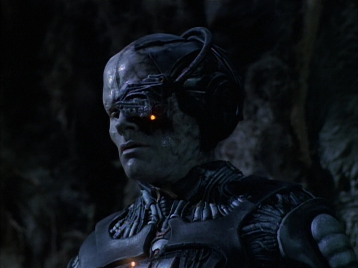 extant_StarTrek_VOY_6x02-SurvivalInstinct_00799.jpg