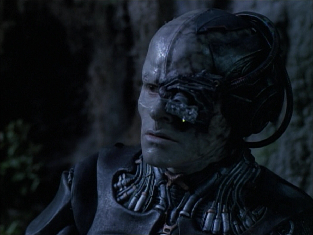 extant_StarTrek_VOY_6x02-SurvivalInstinct_00808.jpg
