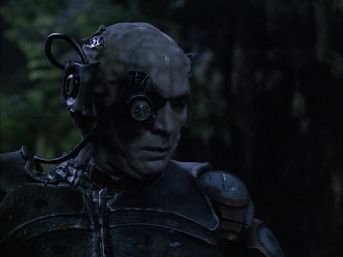extant_StarTrek_VOY_6x02-SurvivalInstinct_00813.jpg