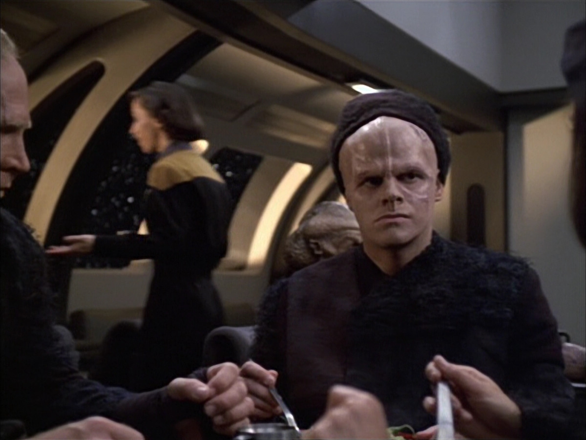 extant_StarTrek_VOY_6x02-SurvivalInstinct_00924.jpg