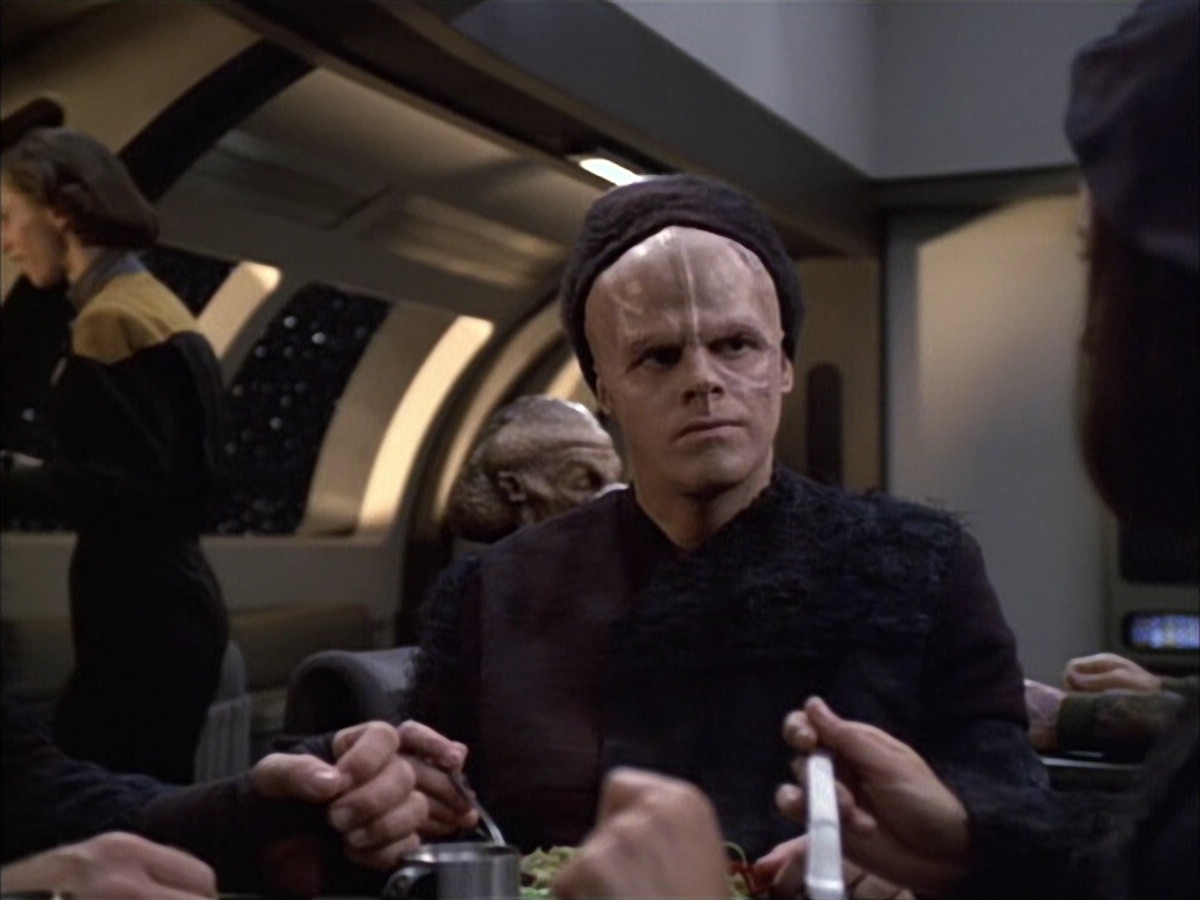 extant_StarTrek_VOY_6x02-SurvivalInstinct_00925.jpg