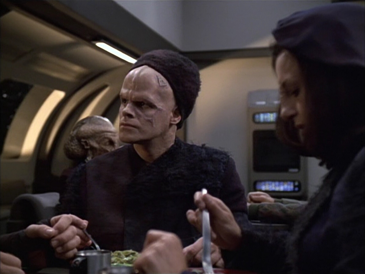 extant_StarTrek_VOY_6x02-SurvivalInstinct_00927.jpg