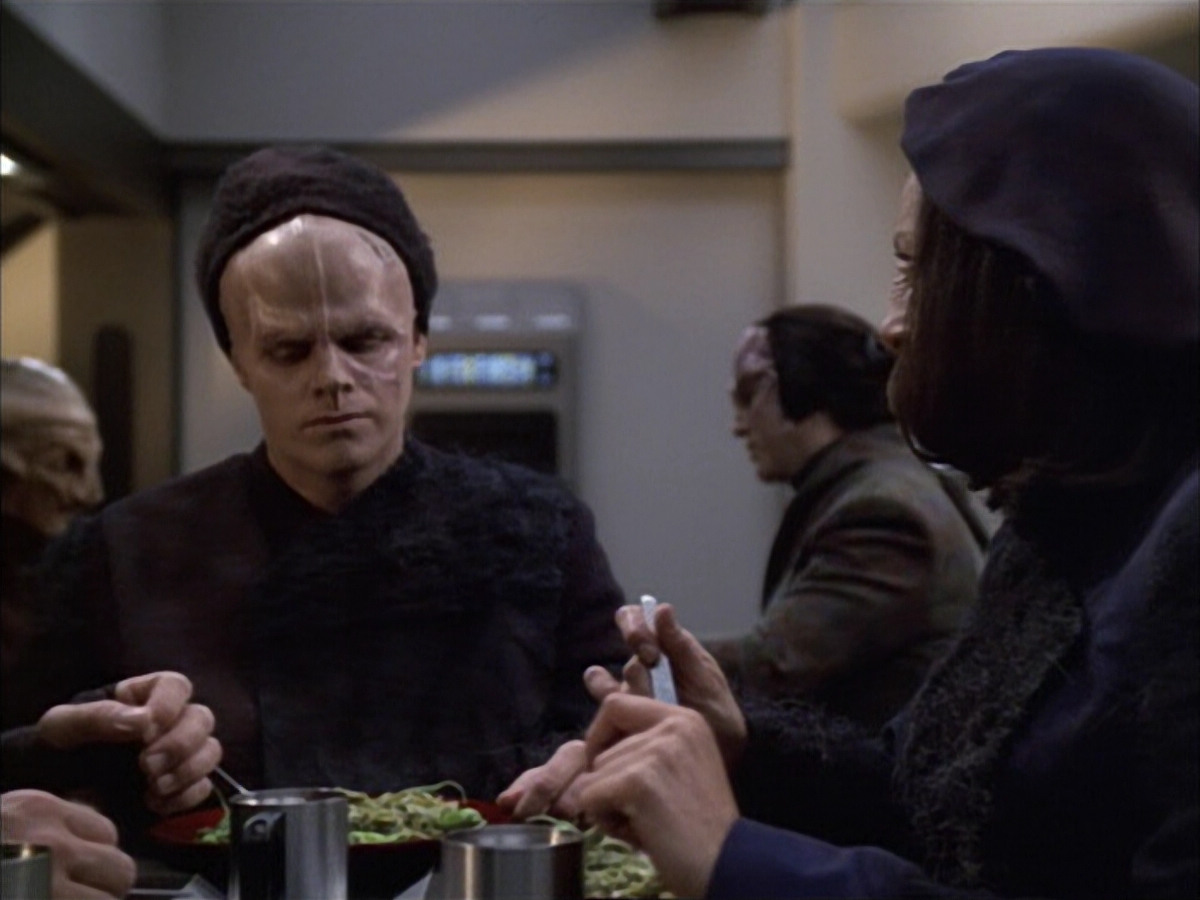 extant_StarTrek_VOY_6x02-SurvivalInstinct_00932.jpg