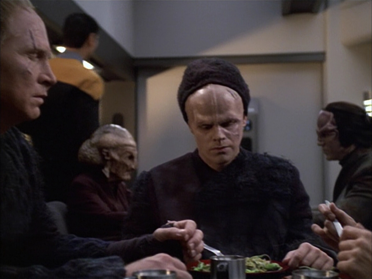 extant_StarTrek_VOY_6x02-SurvivalInstinct_00934.jpg