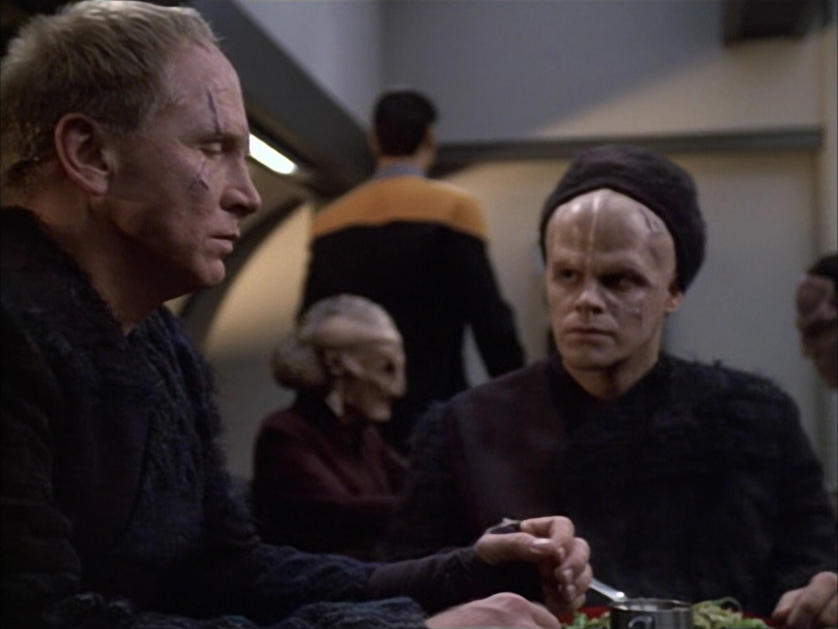 extant_StarTrek_VOY_6x02-SurvivalInstinct_00935.jpg