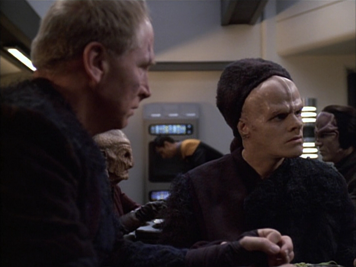 extant_StarTrek_VOY_6x02-SurvivalInstinct_00941.jpg