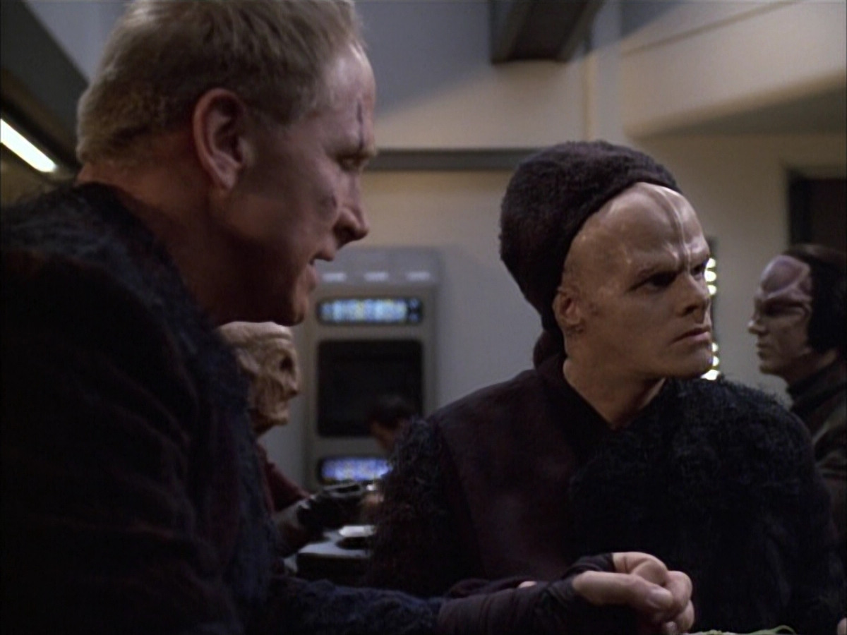 extant_StarTrek_VOY_6x02-SurvivalInstinct_00942.jpg