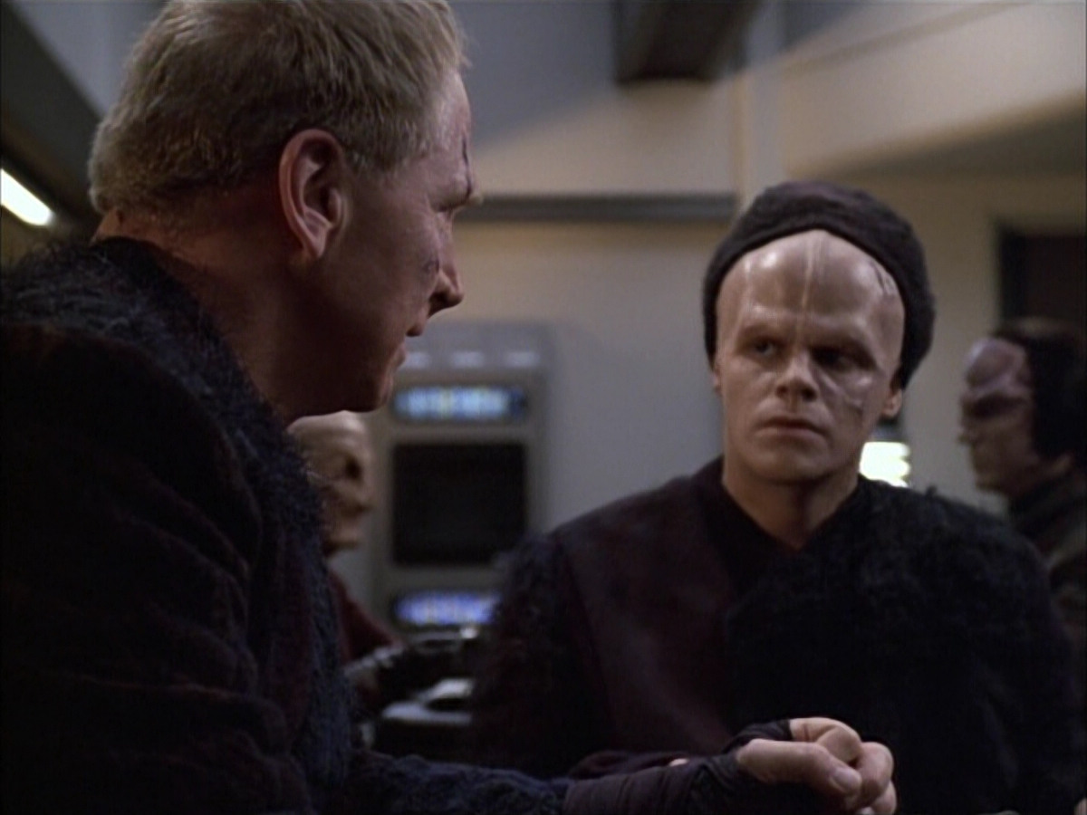 extant_StarTrek_VOY_6x02-SurvivalInstinct_00943.jpg