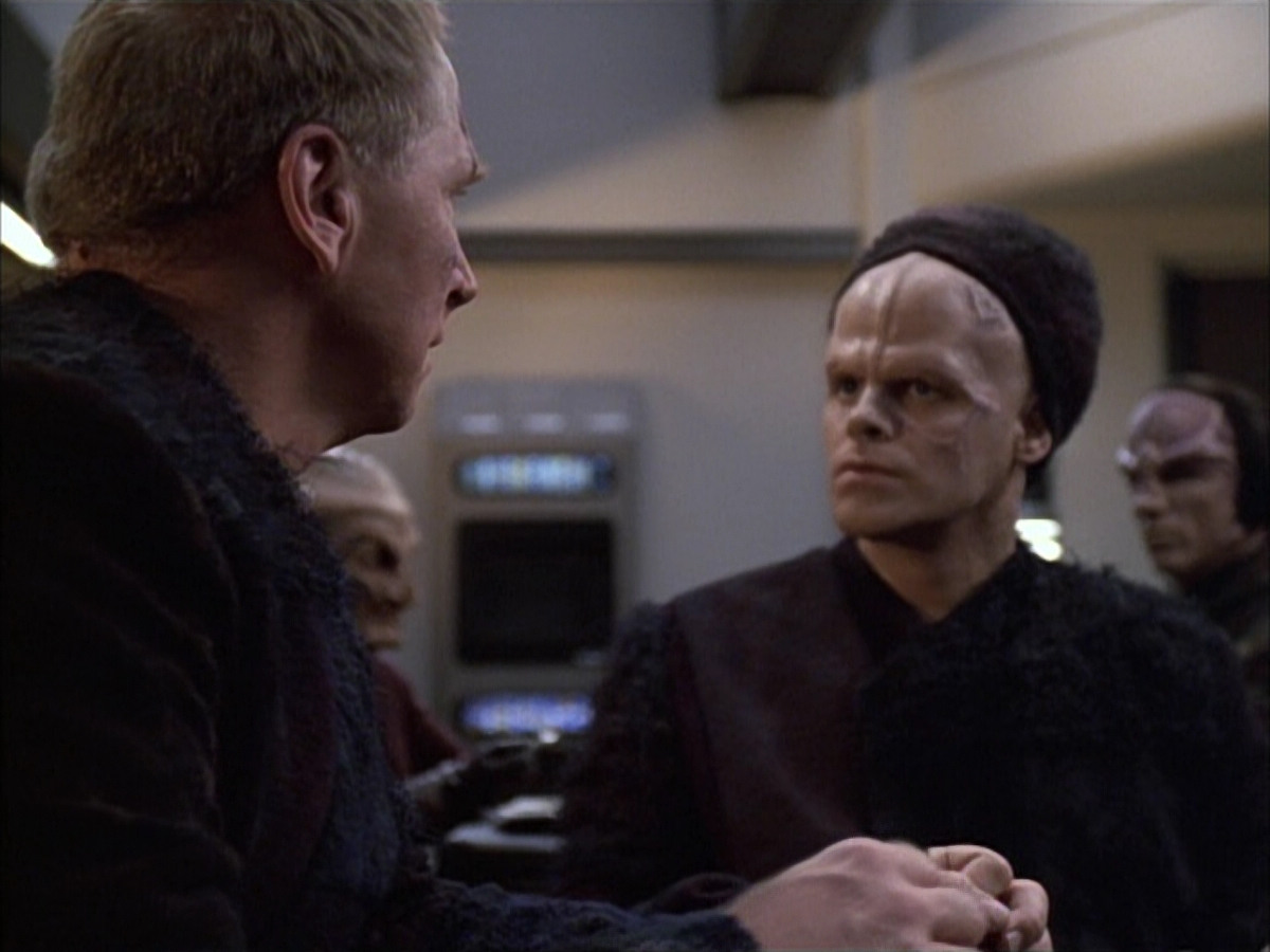 extant_StarTrek_VOY_6x02-SurvivalInstinct_00946.jpg