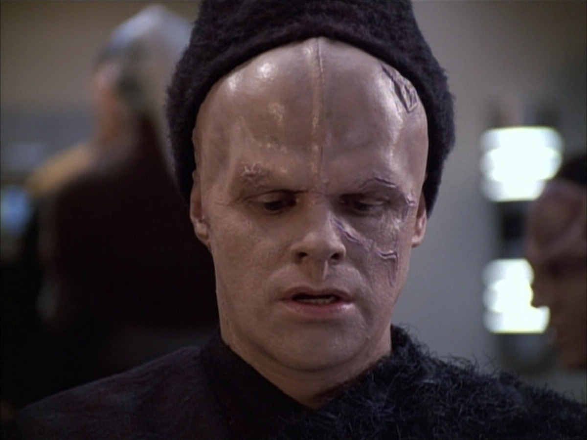 extant_StarTrek_VOY_6x02-SurvivalInstinct_00962.jpg