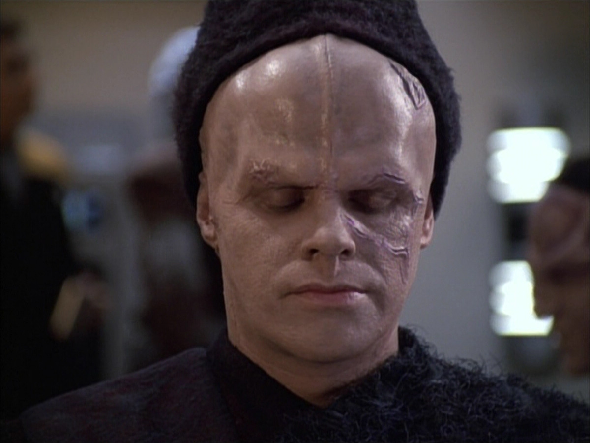 extant_StarTrek_VOY_6x02-SurvivalInstinct_00964.jpg