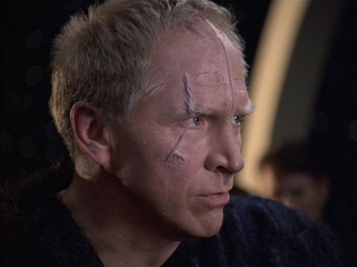 extant_StarTrek_VOY_6x02-SurvivalInstinct_00968.jpg