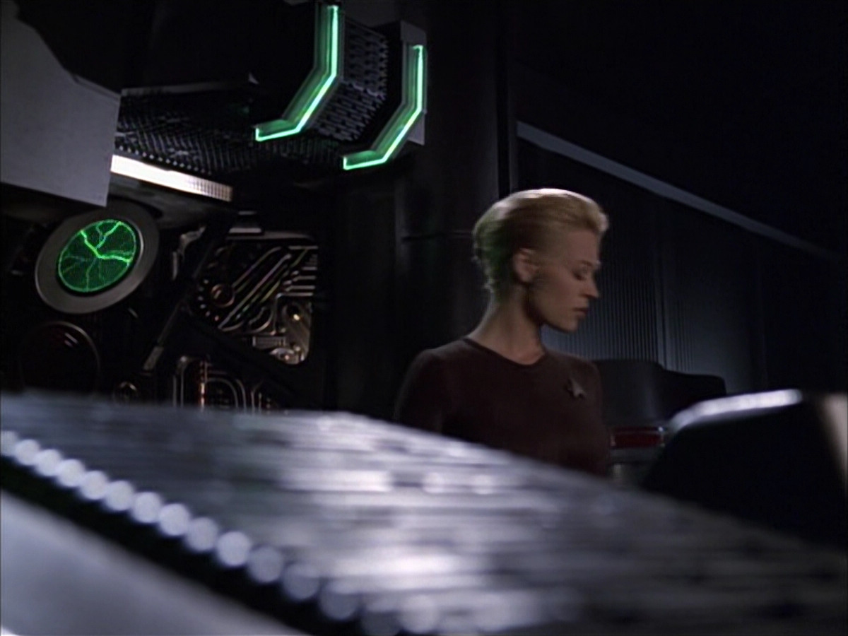 extant_StarTrek_VOY_6x02-SurvivalInstinct_00995.jpg
